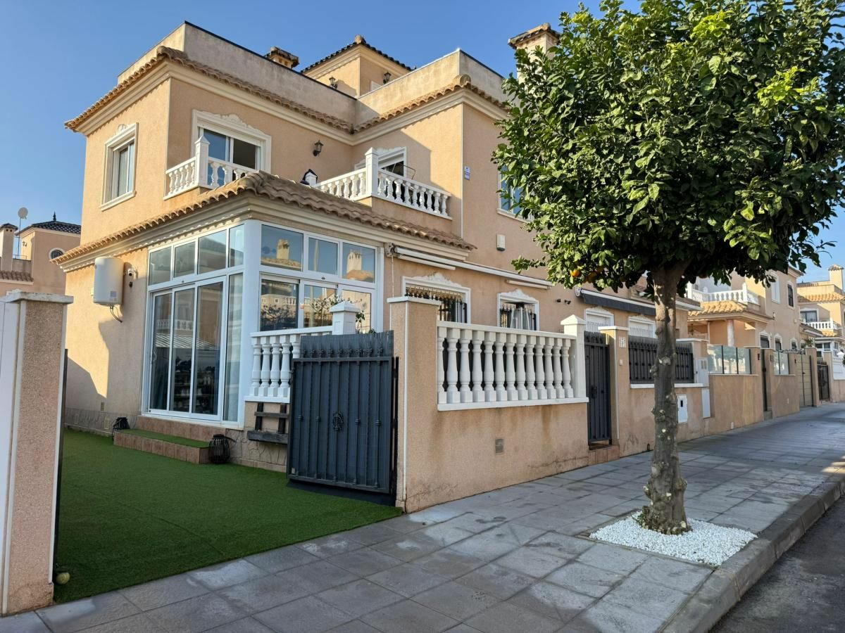 2-bedroom Villa In Pilar De La Horadada, Spain (96 M²)
