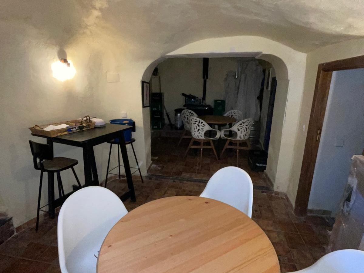 Commercial In Pinoso, Spain (160 M²)