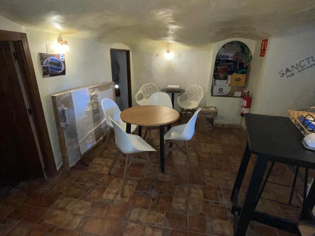 Commercial In Pinoso, Spain (160 M²)