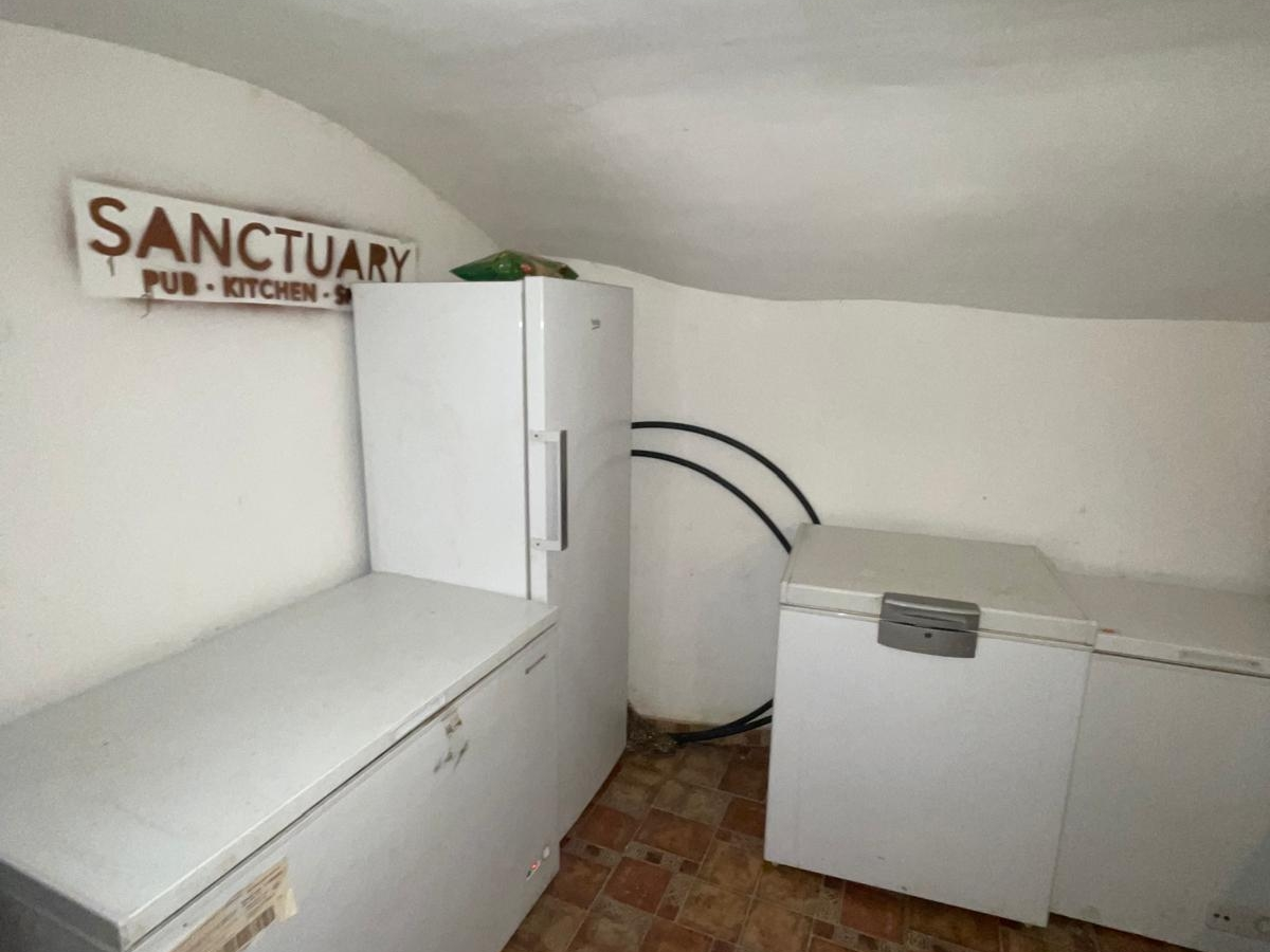 Commercial In Pinoso, Spain (160 M²)