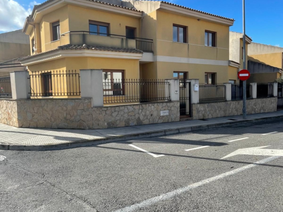 4-bedroom Townhouse In Pinoso, Spain (158 M²)