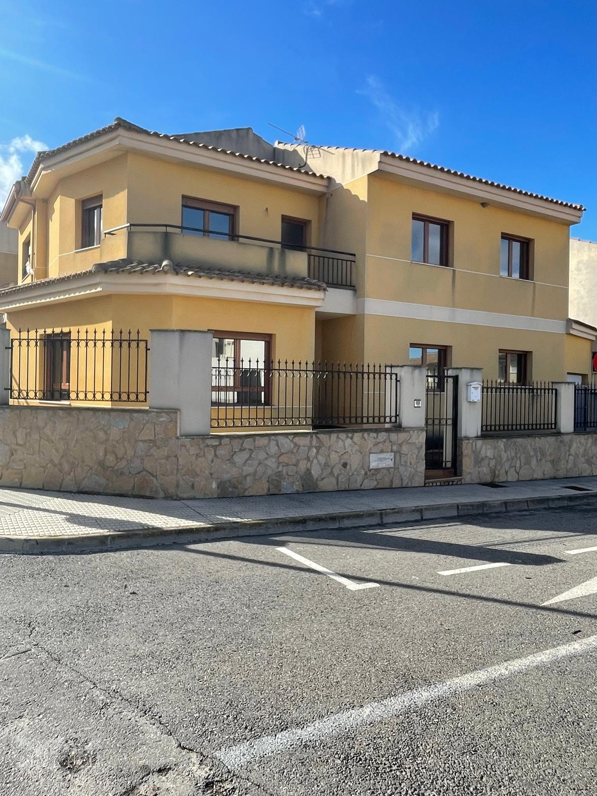 4-bedroom Townhouse In Pinoso, Spain (158 M²)