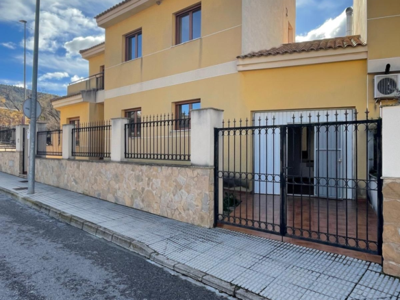 4-bedroom Townhouse In Pinoso, Spain (158 M²)
