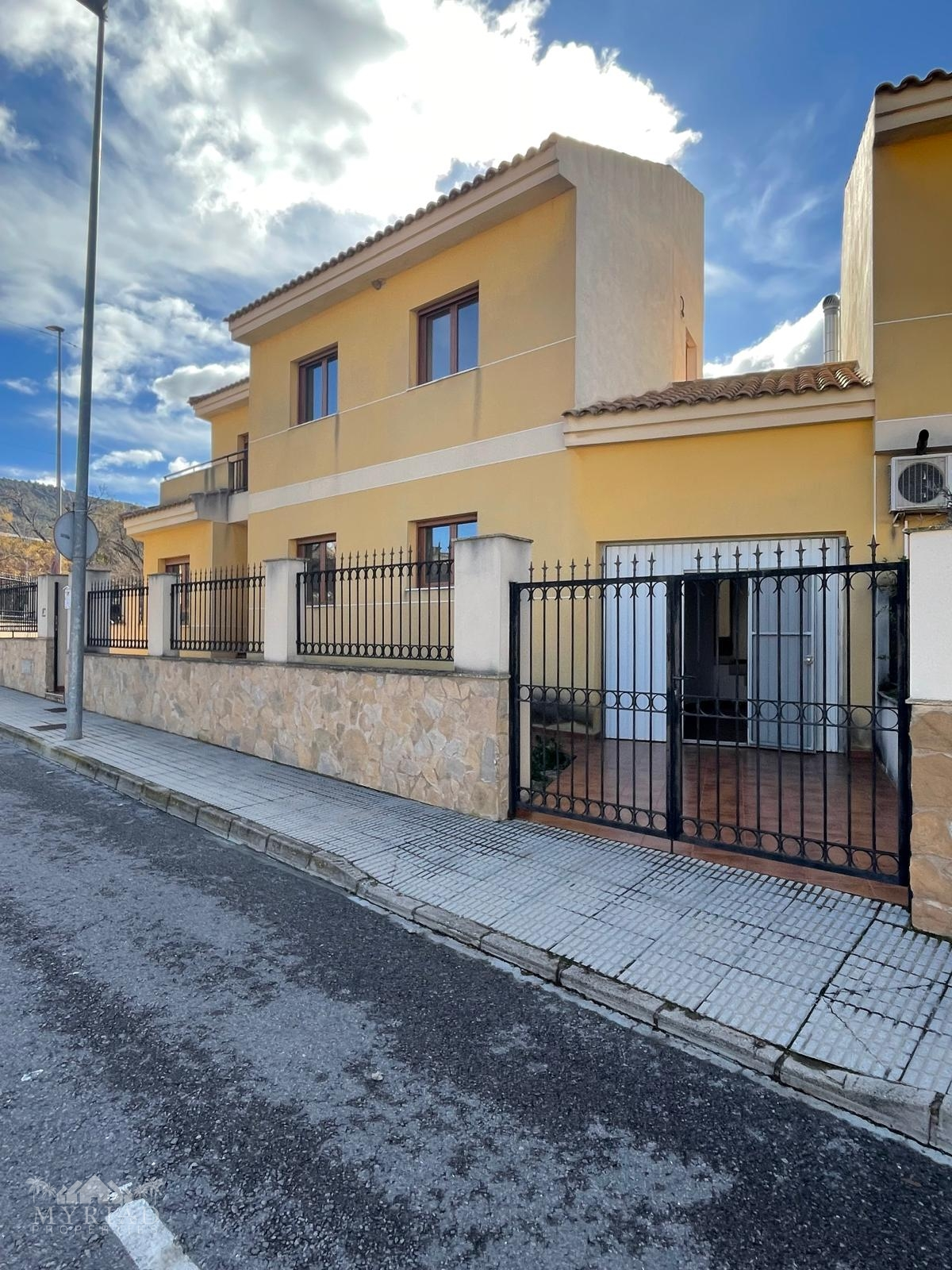 4-bedroom Townhouse In Pinoso, Spain (158 M²)