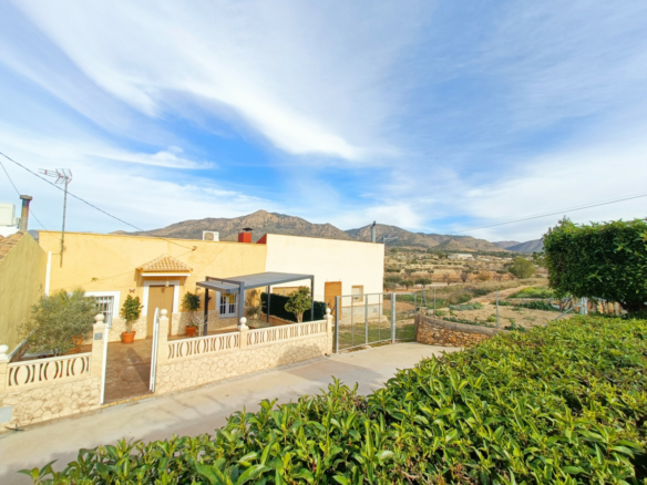 3-bedroom Detached Villa In Barinas, Spain (116 M²)
