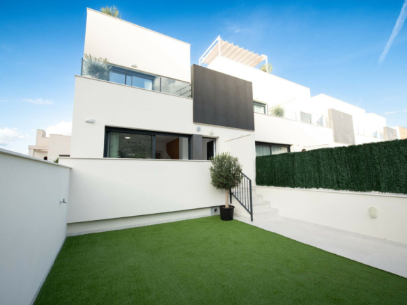 3-bedroom Townhouse In Cox, Spain (178 M²)