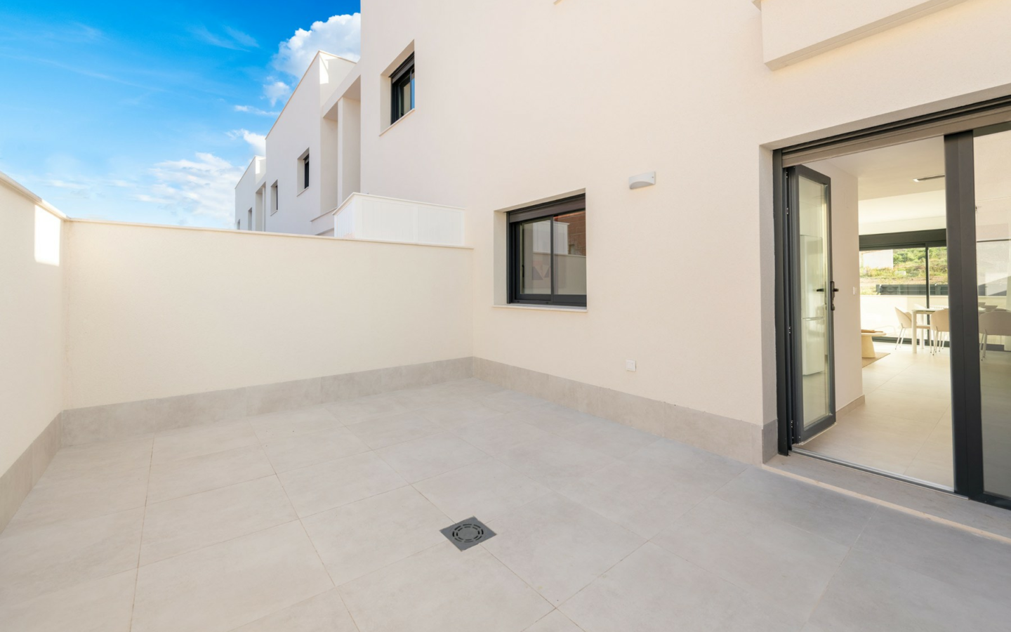3-bedroom Townhouse In Cox, Spain (178 M²)