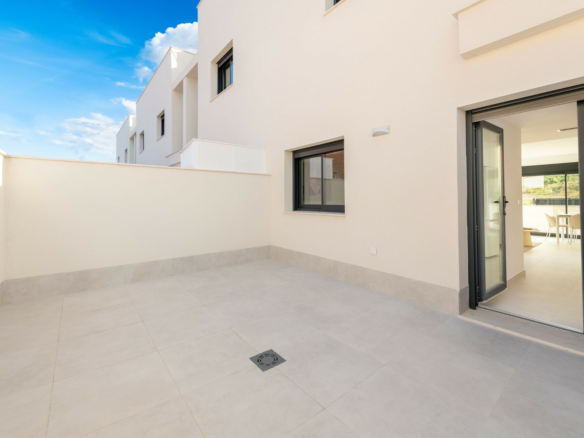 3-bedroom Townhouse In Cox, Spain (178 M²)