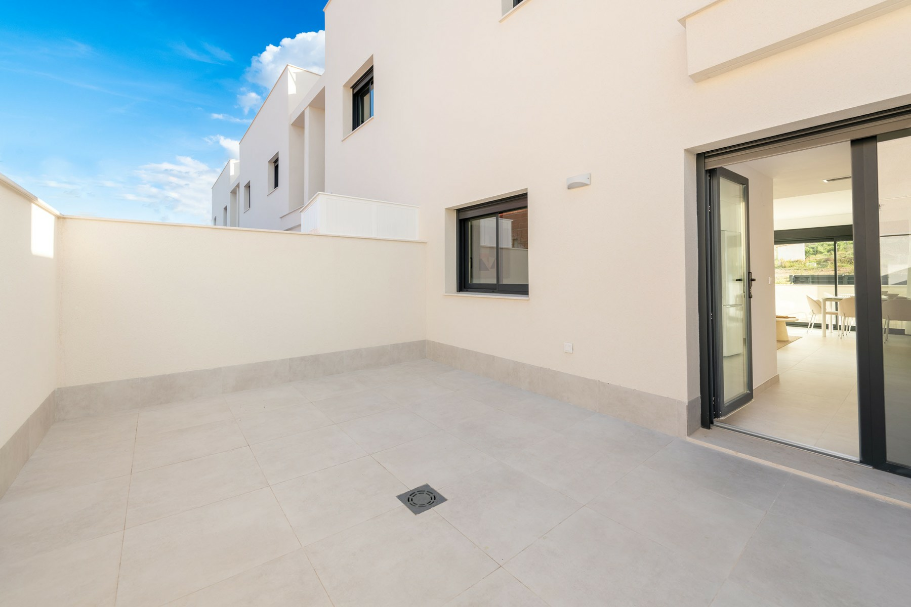 o_1jiffl9f21j3c15211un9nnd1m6q2g-ac2f03 3-bedroom Townhouse In Cox, Spain (178 M²)