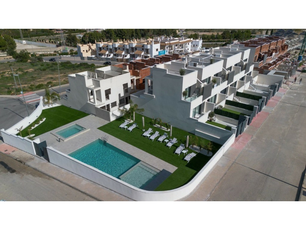 3-bedroom Townhouse In Cox, Spain (178 M²)