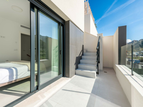3-bedroom Townhouse In Cox, Spain (178 M²)