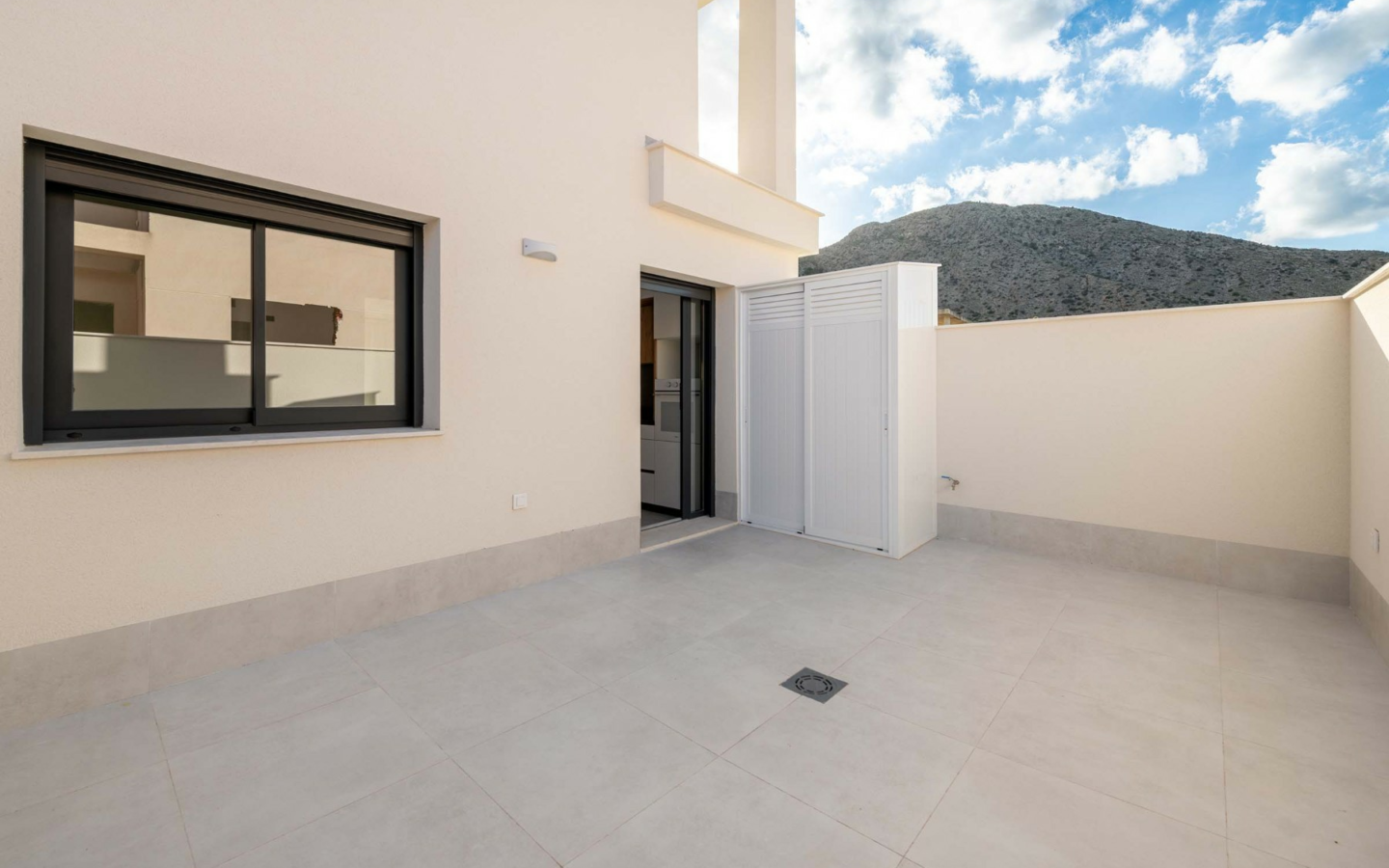 3-bedroom Townhouse In Cox, Spain (178 M²)