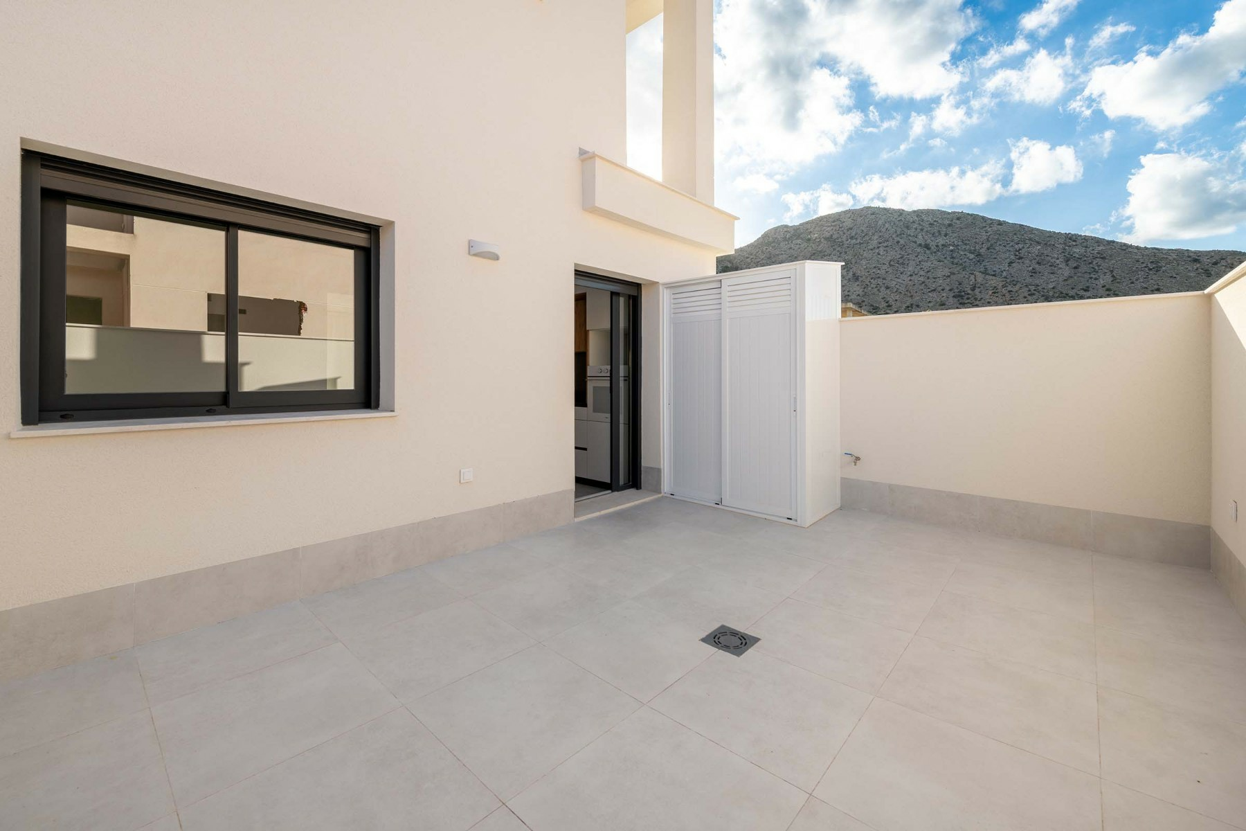 o_1jiffl9f2ce2fctae3bc01stp2h-377562 3-bedroom Townhouse In Cox, Spain (178 M²)