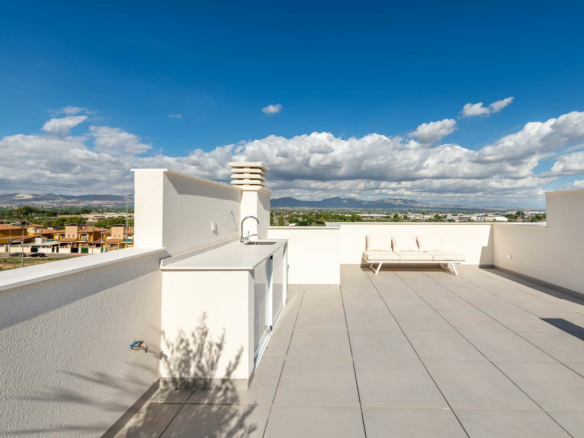3-bedroom Townhouse In Cox, Spain (178 M²)