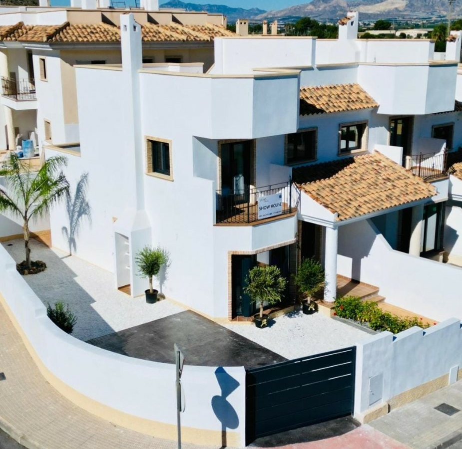 3-bedroom Detached Villa In Cox, Spain (193 M²)