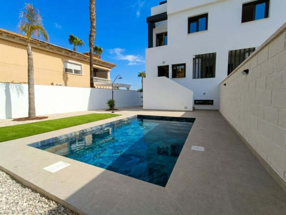 3-bedroom Townhouse In Benferri, Spain (192 M²)
