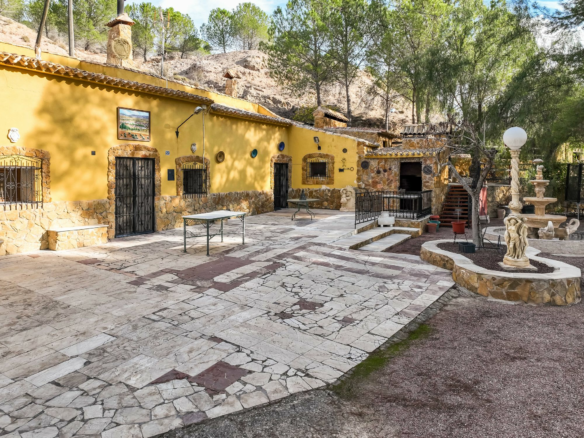 4-bedroom Cave House In Pinoso, Spain (129 M²)