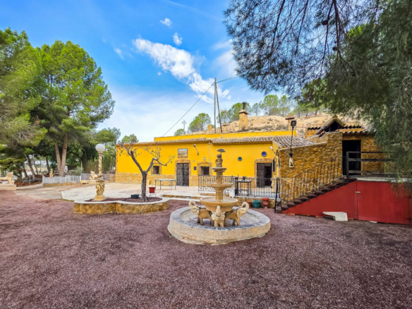4-bedroom Cave House In Pinoso, Spain (129 M²)