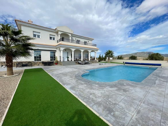 4-bedroom Detached Villa In Pinoso, Spain (270 M²)