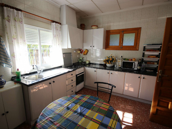 4-bedroom Commercial In Monovar, Spain (675 M²)