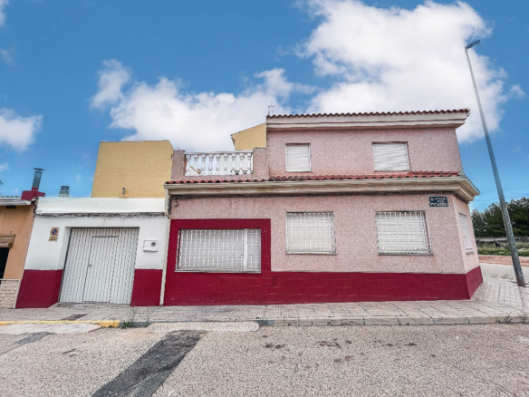 5-bedroom Townhouse In Pinoso, Spain (141 M²)