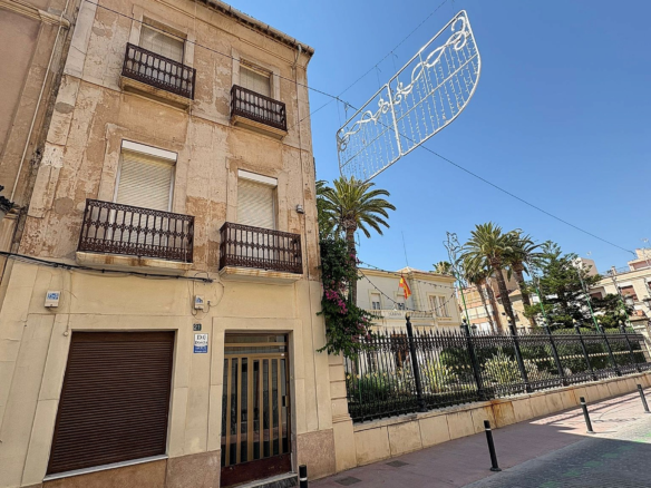 6-bedroom Townhouse In Novelda, Spain (208 M²)