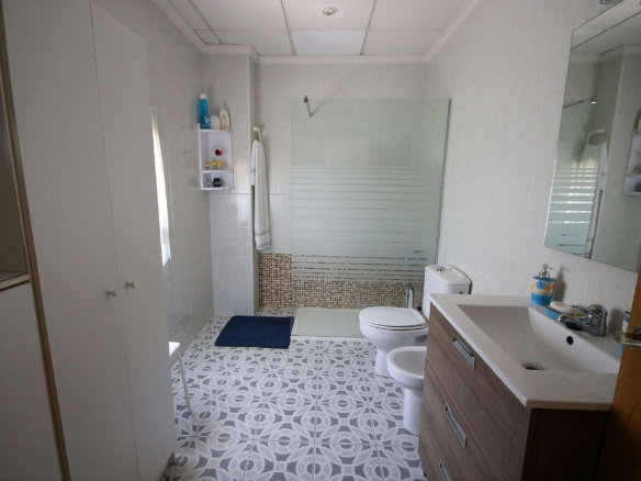 4-bedroom Commercial In Monovar, Spain (675 M²)