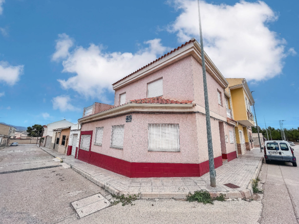 5-bedroom Townhouse In Pinoso, Spain (141 M²)