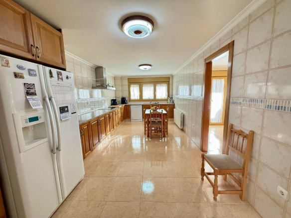 5-bedroom Townhouse In Pinoso, Spain (800 M²)