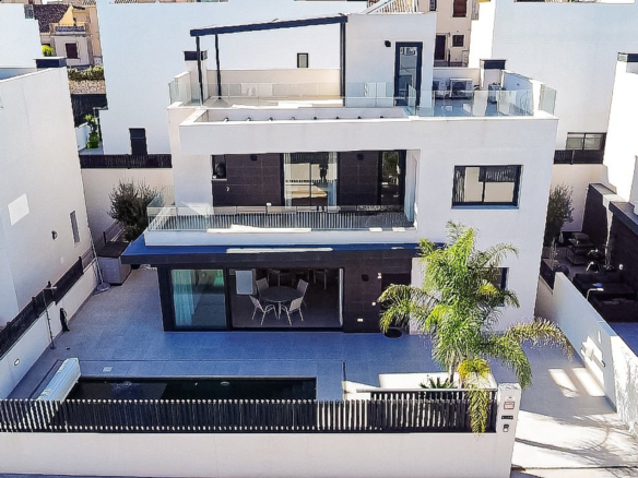 5-bedroom Detached Villa In Algorfa, Spain (198 M²)