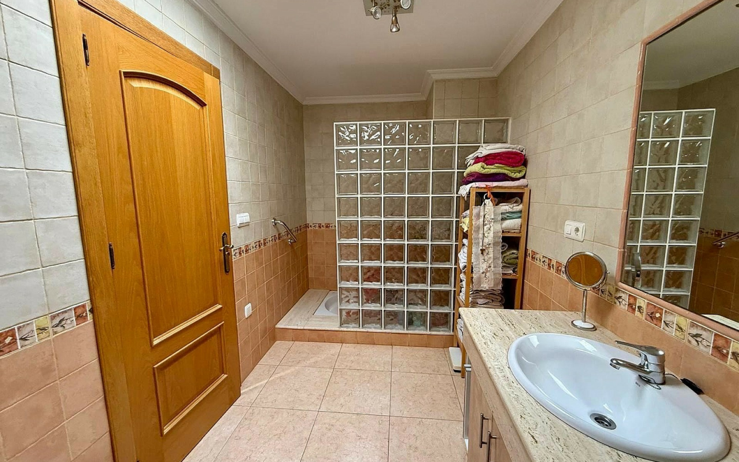 5-bedroom Townhouse In Pinoso, Spain (800 M²)