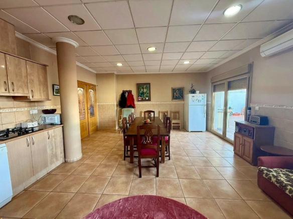 5-bedroom Townhouse In Pinoso, Spain (800 M²)