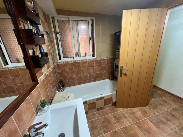 3-bedroom Townhouse In Elche De La Sierra, Spain (104 M²)