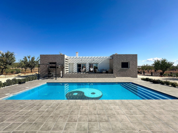 3-bedroom Detached Villa In Pinoso, Spain (115 M²)