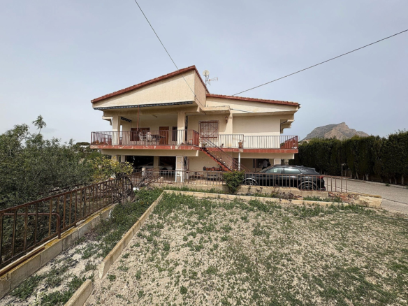 4-bedroom Country House In Petrer, Spain (290 M²)