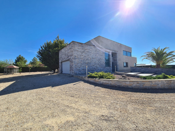 5-bedroom Detached Villa In Yecla, Spain (332 M²)