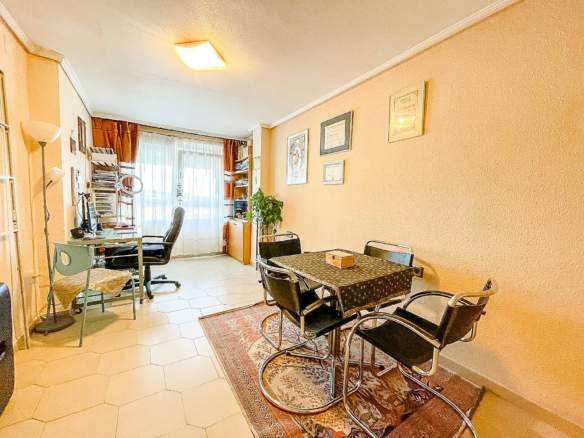3-bedroom Apartment In Elda, Spain (82 M²)