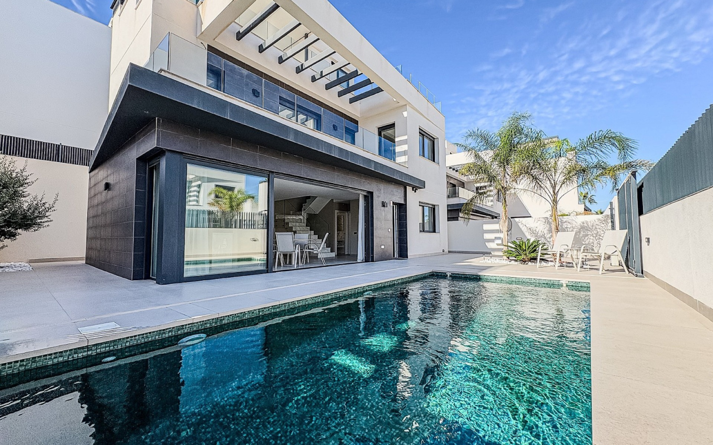 5-bedroom Detached Villa In Algorfa, Spain (198 M²)