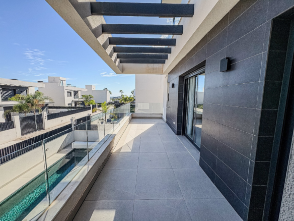 5-bedroom Detached Villa In Algorfa, Spain (198 M²)