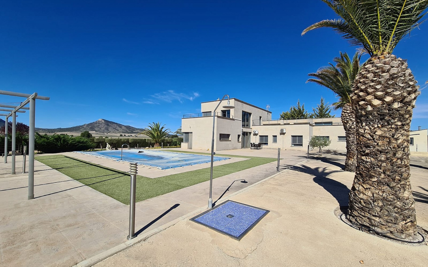 5-bedroom Detached Villa In Yecla, Spain (332 M²)