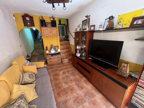 3-bedroom Townhouse In Elche De La Sierra, Spain (104 M²)