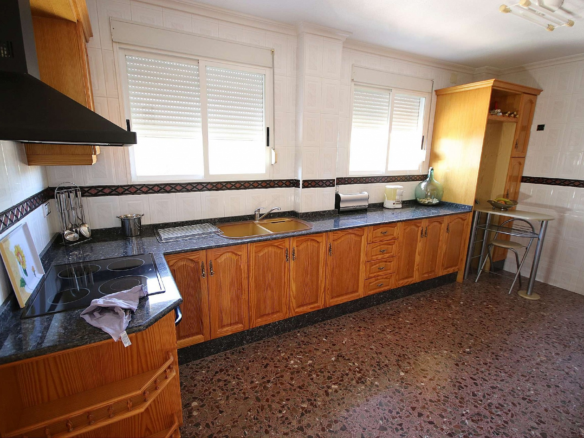 4-bedroom Commercial In Monovar, Spain (675 M²)