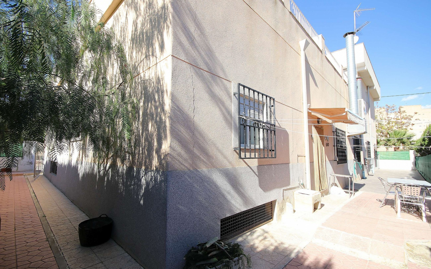 4-bedroom Commercial In Monovar, Spain (675 M²)