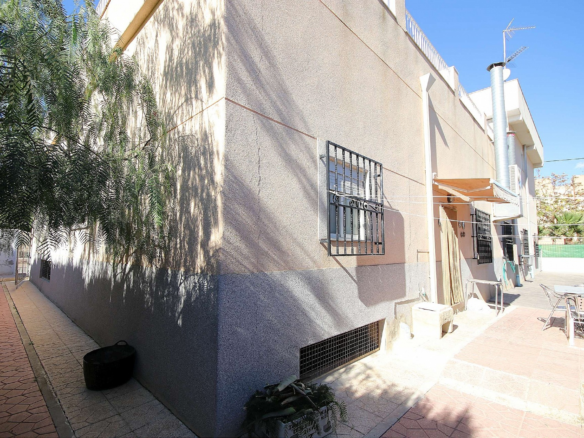 4-bedroom Commercial In Monovar, Spain (675 M²)