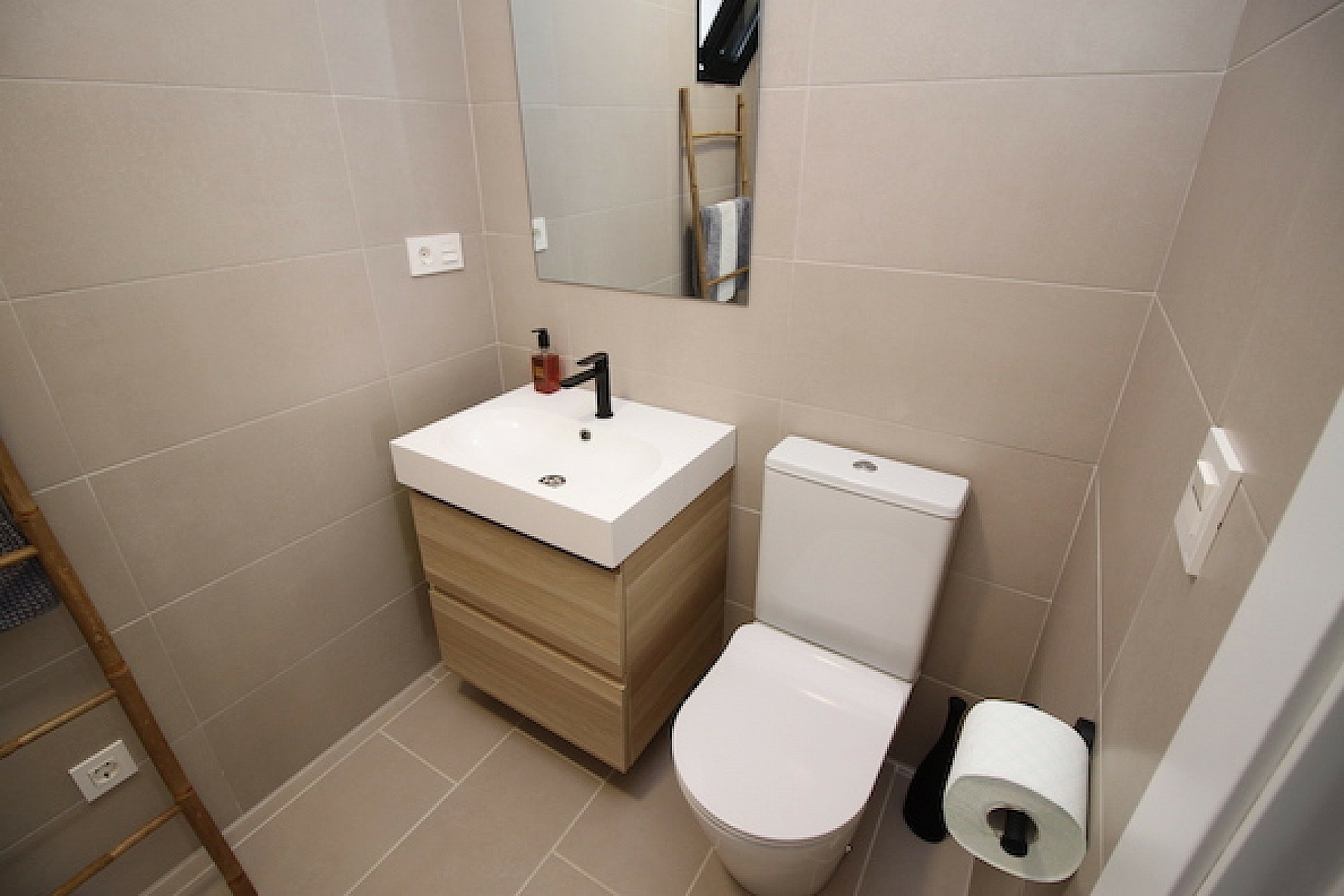 w_num5qgrv8hzkg4he3fqt-8edc2a Detached Villa In Aspe
