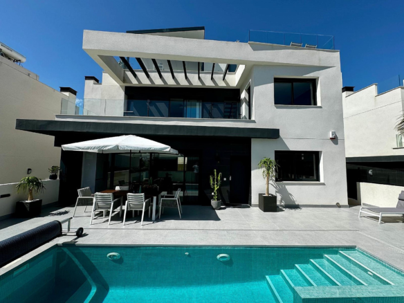 3-bedroom Detached Villa In Algorfa, Spain (197 M²)