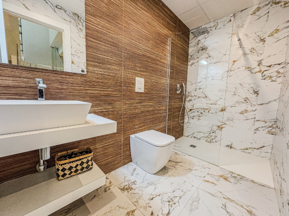 5-bedroom Detached Villa In Algorfa, Spain (198 M²)