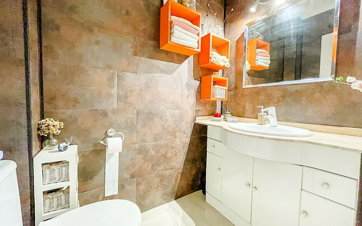 3-bedroom Apartment In Elda, Spain (82 M²)