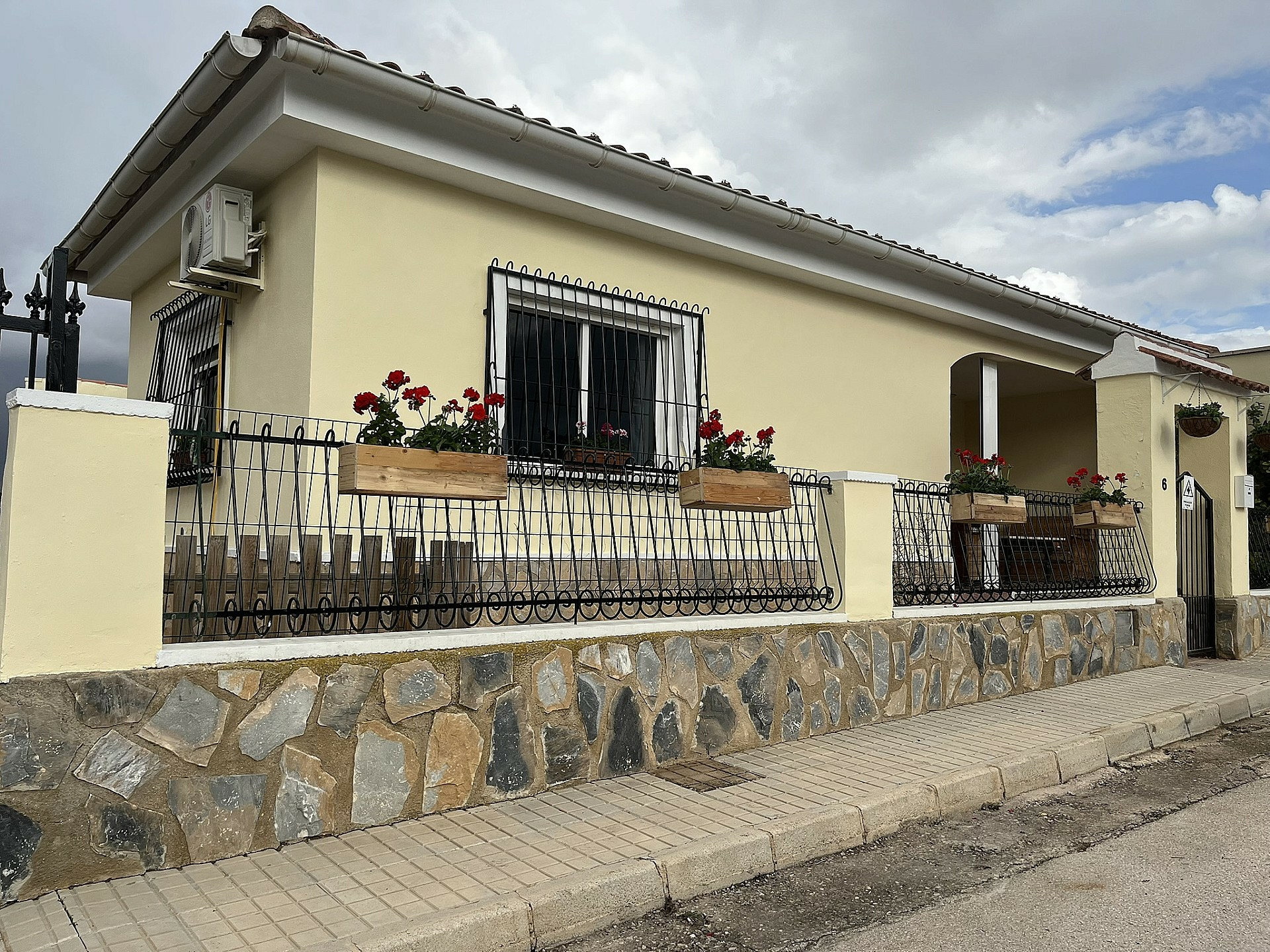 w_qyu4cobpmr7r3jsw3q5p-c8c092 3-bedroom Townhouse In Cañada De La Leña, Spain (165 M²)