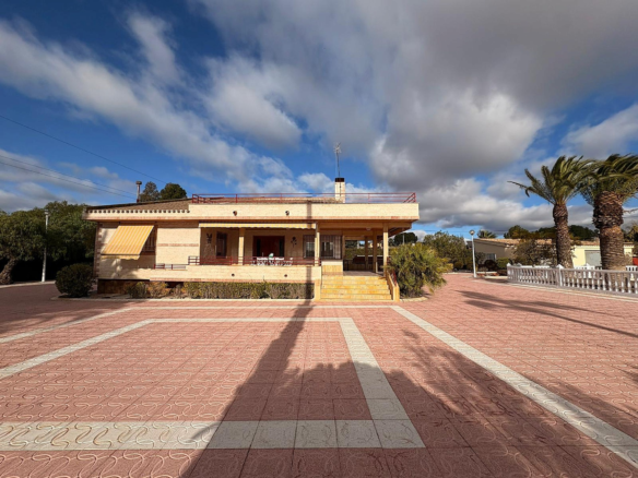 3-bedroom Detached Villa In Sax, Spain (230 M²)